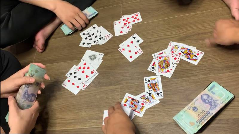 Cách Chơi Phỏm 9 Cây Tất Tần Tật Từ Cơ Bản Đến Nâng Cao 5 Đánh lừa đối thủ để lấy bài mình cần