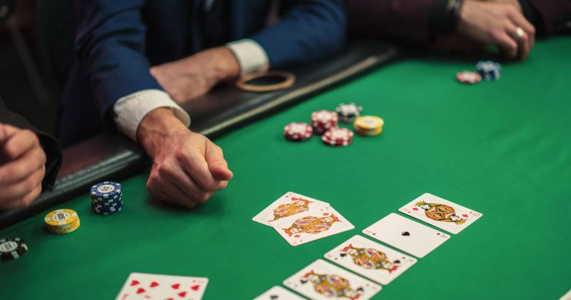 Cách Đọc Thói Quen Đánh Bài Của Người Chơi Cũ 4 Để ý phản ứng cơ thể và hành vi nhỏ